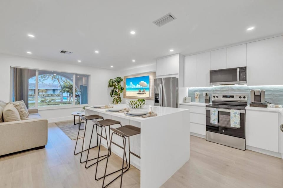 2 Homes Together, HTD pool, Jacuzzi, Fire pit House in Lauderhill