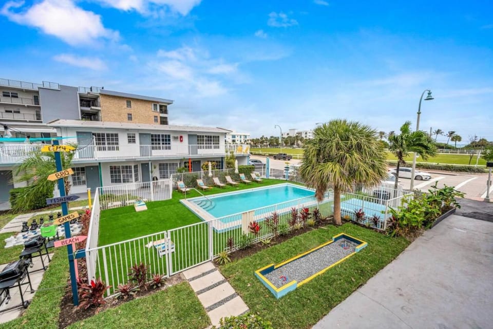 The Loggerhead, Entire Building by the beach, Private 3-Unit Oceanview Retreat Apartment in Lauderdale-by-the-Sea