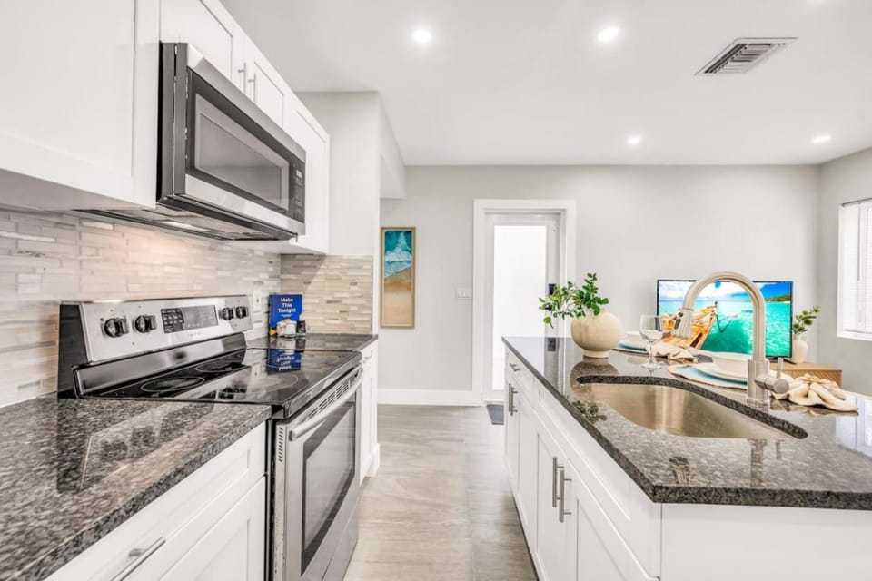 The Loggerhead, Entire Building by the beach, Private 3-Unit Oceanview Retreat Apartment in Lauderdale-by-the-Sea