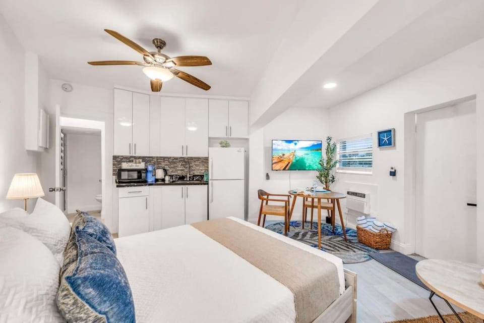 Hawksbill 101, Beach Studio, Heated Pool Apartment in Lauderdale-by-the-Sea