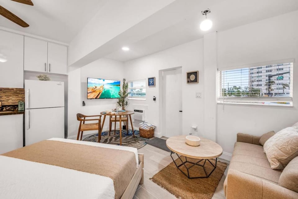 Hawksbill 101, Beach Studio, Heated Pool Apartment in Lauderdale-by-the-Sea