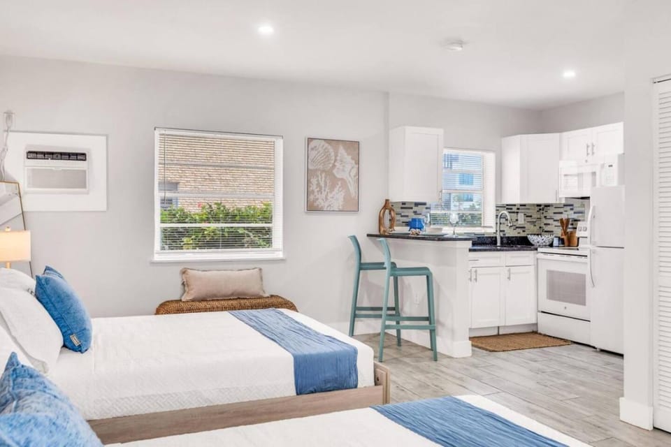 Kemps Ridley 102, Heated Pool, Oceanfront Apartment in Lauderdale-by-the-Sea