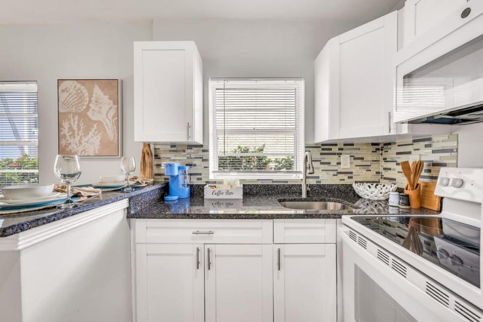 Kemps Ridley 102, Heated Pool, Oceanfront Apartment in Lauderdale-by-the-Sea