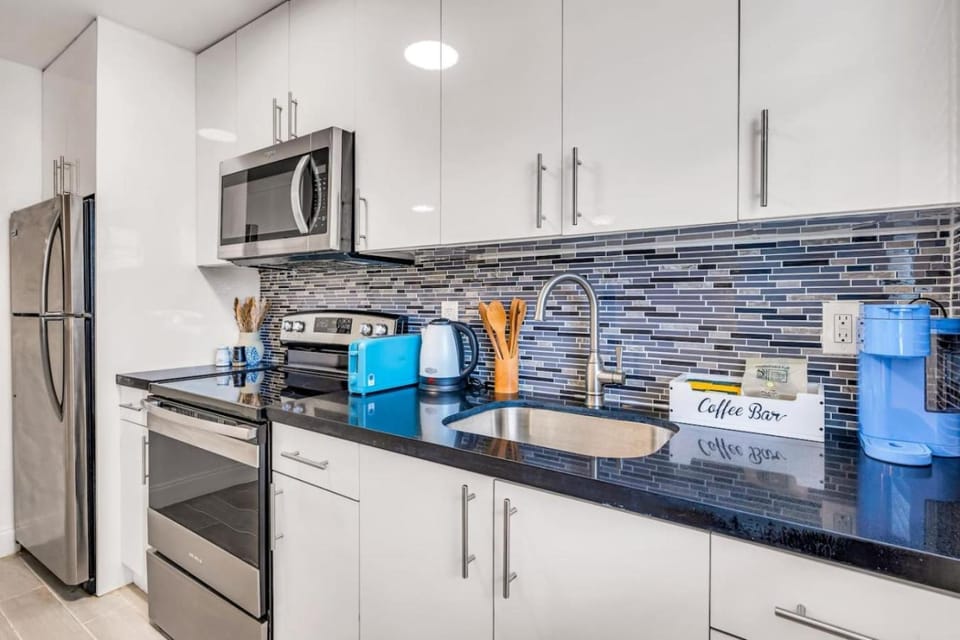 Kemps Ridley 101 Oceanfront Studio Heated Pool Apartment in Lauderdale-by-the-Sea
