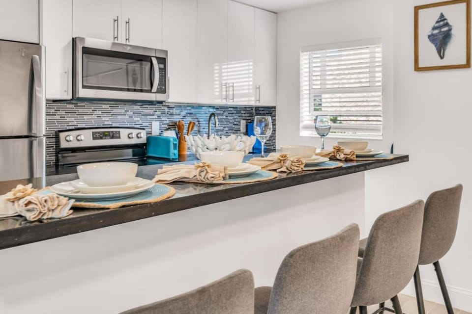 Kemps Ridley 101 Oceanfront Studio Heated Pool Apartment in Lauderdale-by-the-Sea