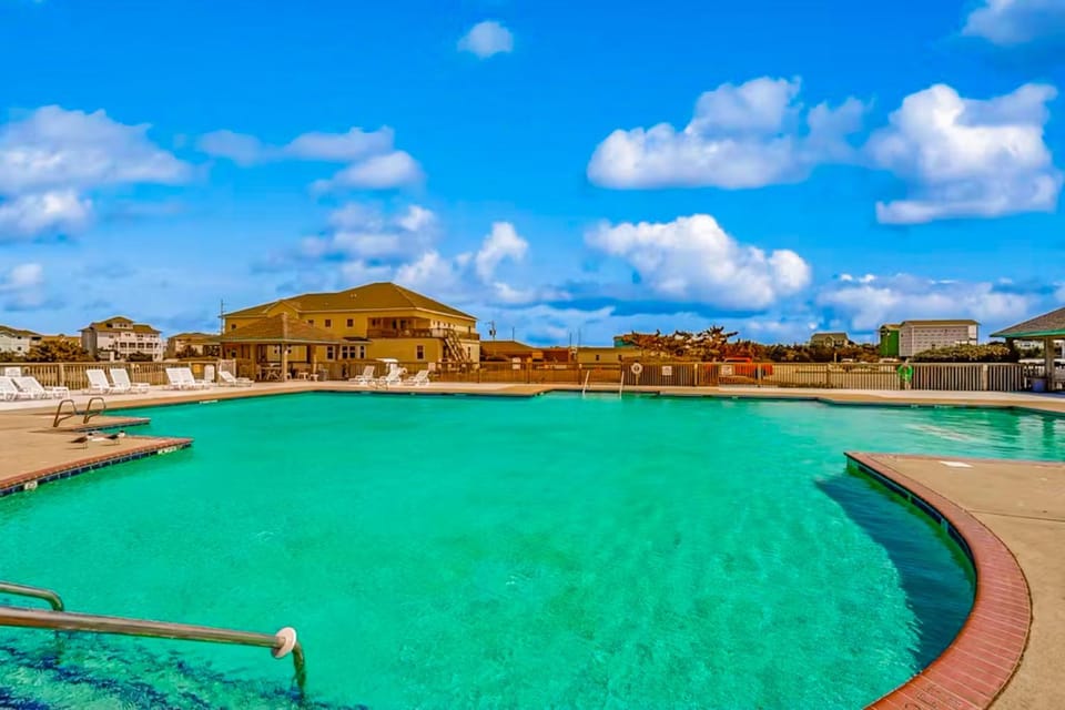 HAODC30 Romantic Hatteras Studio with Rooftop Ocean Views, Club Hatteras Access House in Hatteras Island