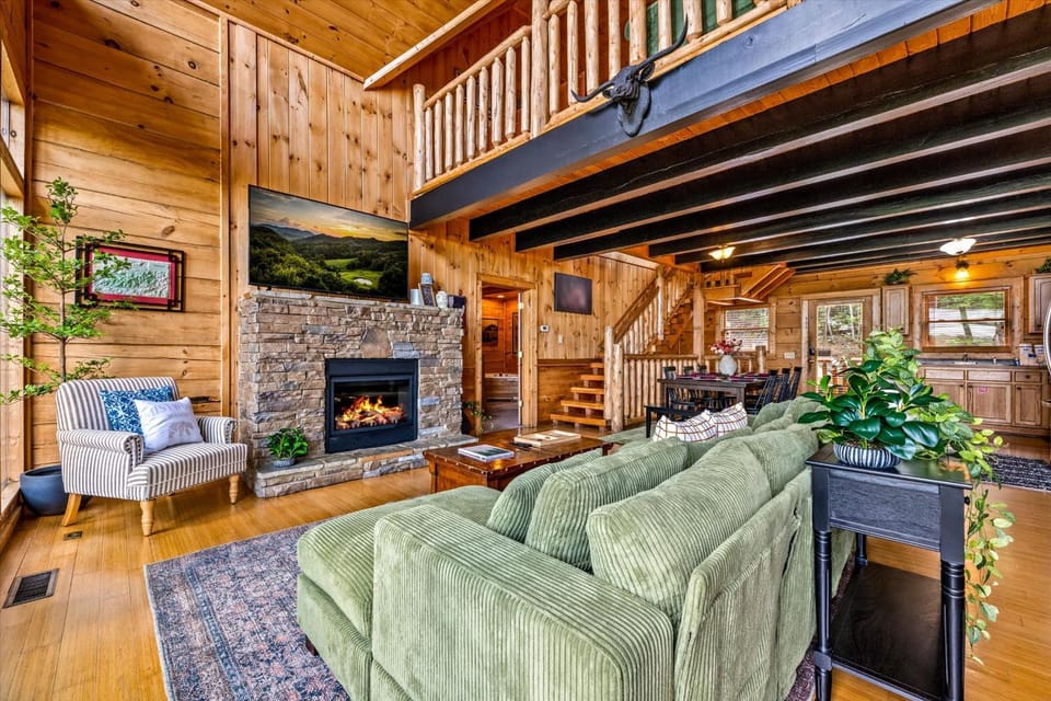 Mountain Views - Hot Tub - Game Room - Sleeps 16 House in Pigeon Forge