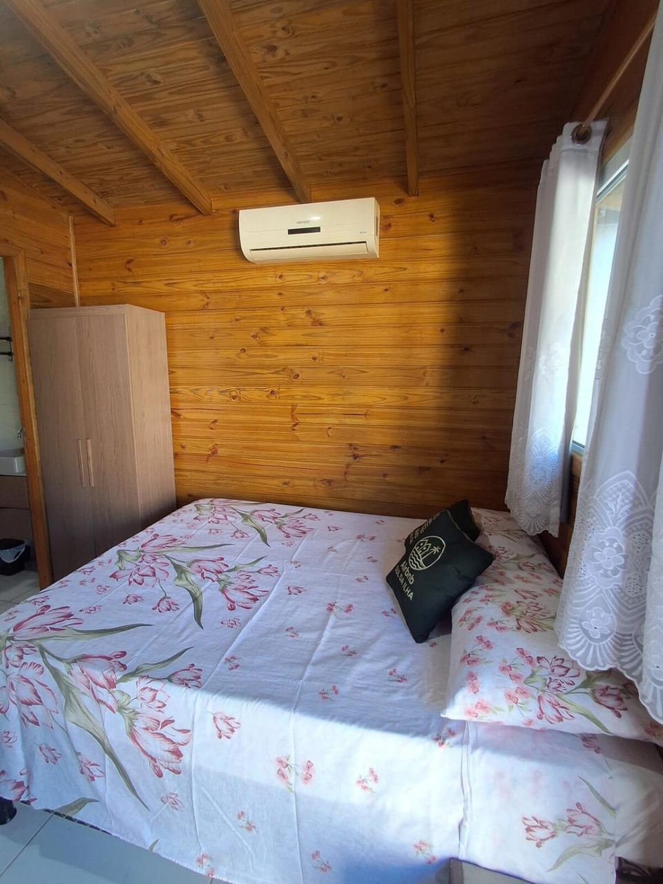 Bed, Photo of the whole room, Bedroom, air conditioner