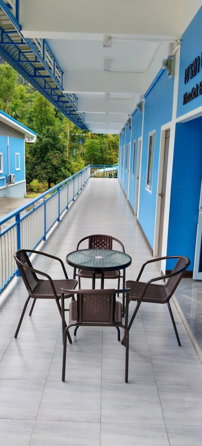 Khaosok Bluesky Hotel Bed and Breakfast in Khlong Sok