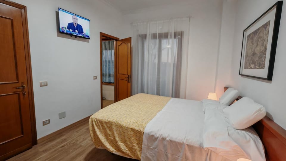 Bed, Bathroom, TV and multimedia, Photo of the whole room, Bedroom