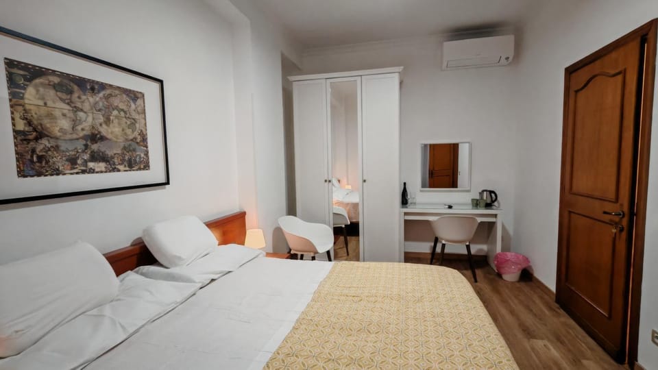 Bed, Coffee/tea facilities, Photo of the whole room, Seating area, Bedroom, wardrobe, air conditioner