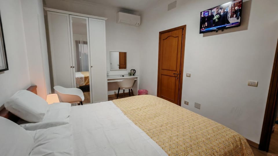 Bed, TV and multimedia, Coffee/tea facilities, Photo of the whole room, Bedroom, wardrobe, air conditioner