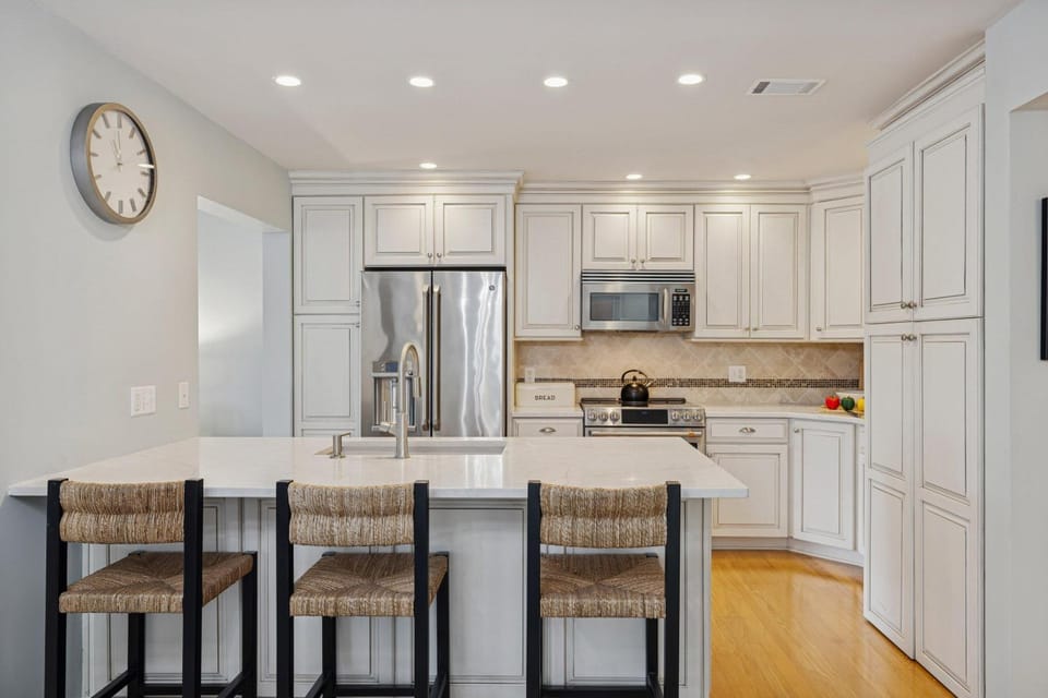 Kitchen or kitchenette, oven, stove