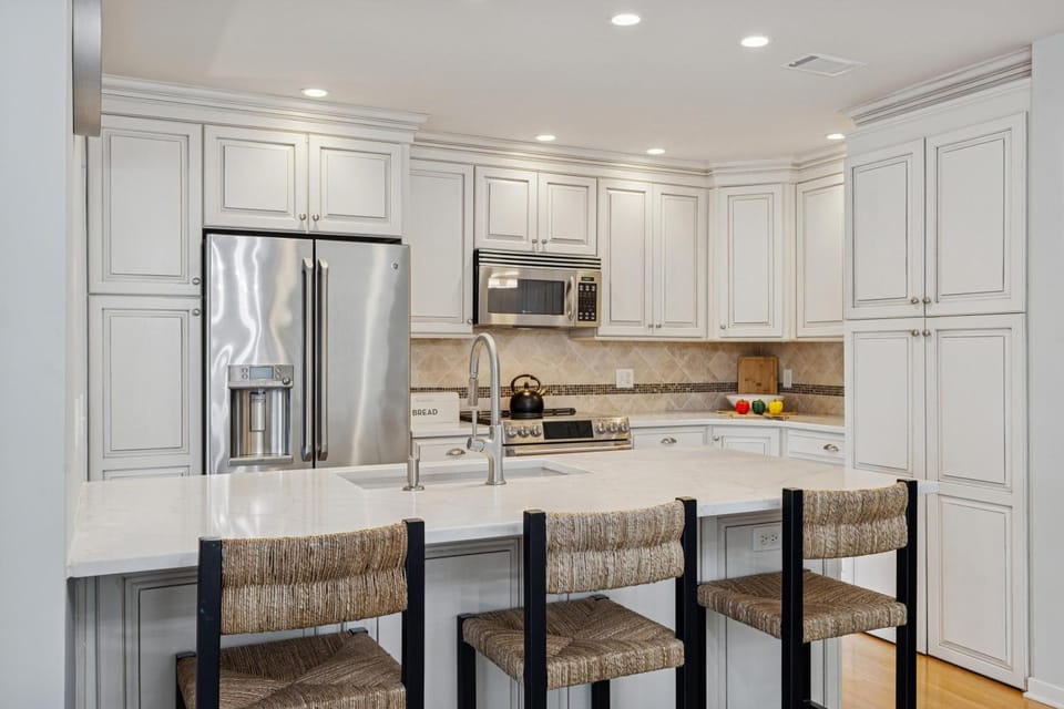 Kitchen or kitchenette, dishwasher, oven, stove