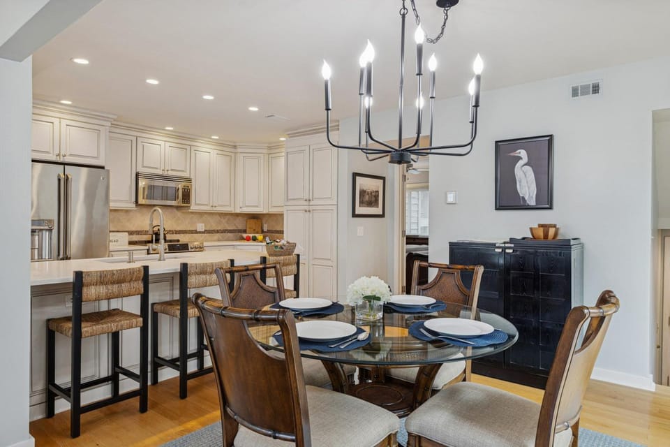 Kitchen or kitchenette, Seating area, Dining area