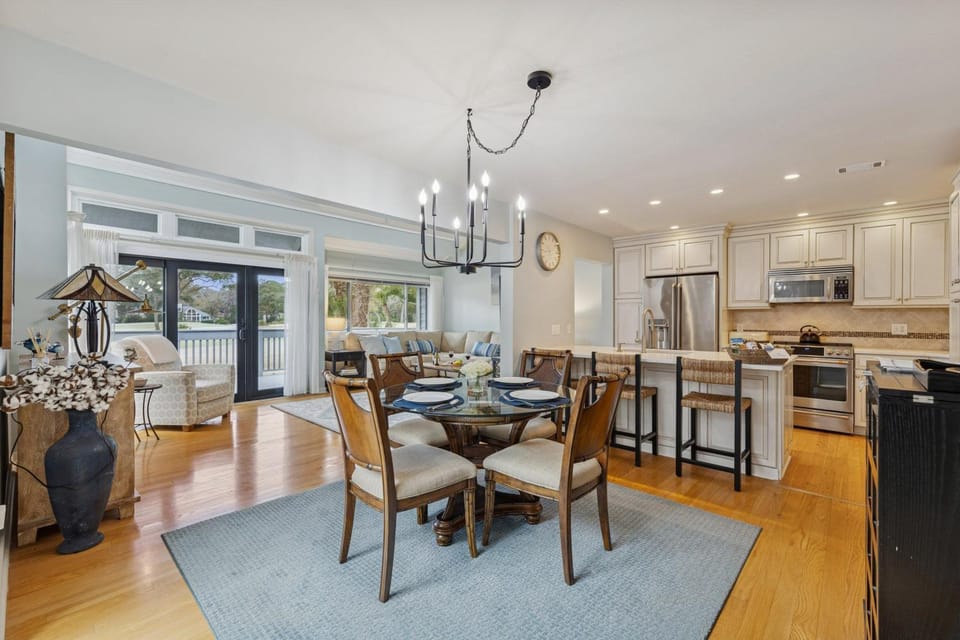 Kitchen or kitchenette, Dining area, dishwasher, stove