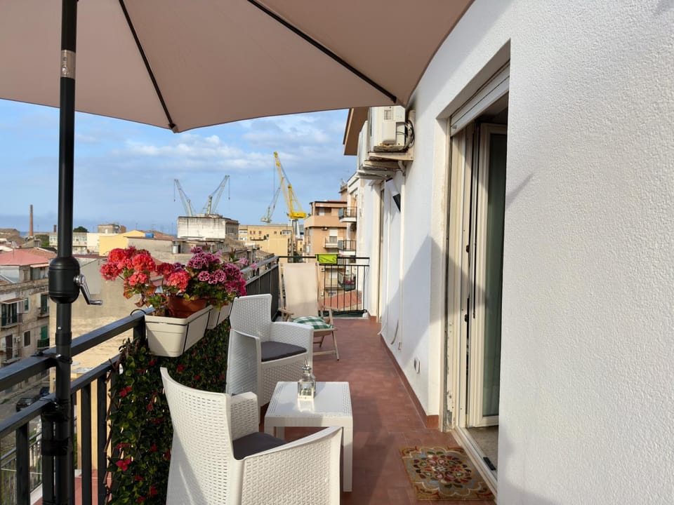 View (from property/room), Balcony/Terrace, City view