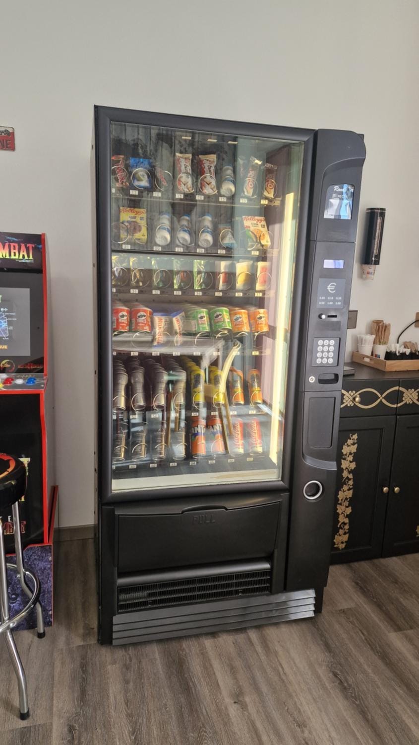 Coffee/tea facilities, vending machine