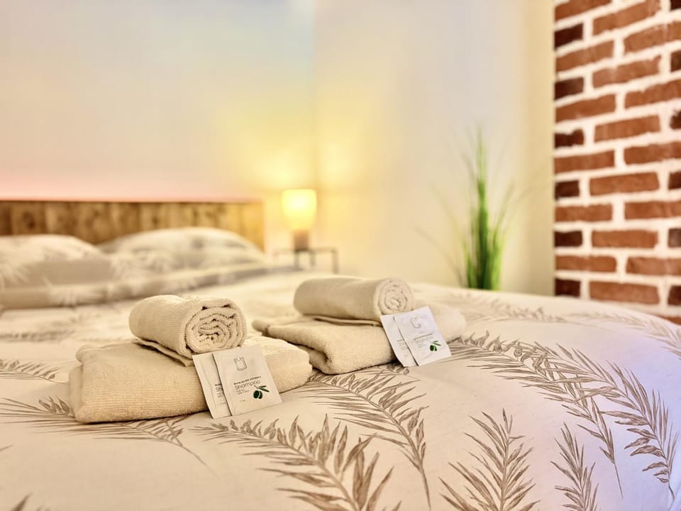 Bed, Photo of the whole room, Bedroom, towels