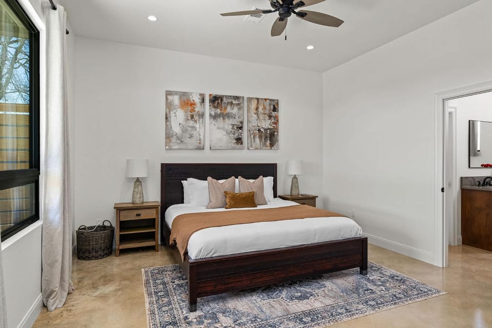 Axis Haus Pet friendly Hot tub Game Room House in Fredericksburg