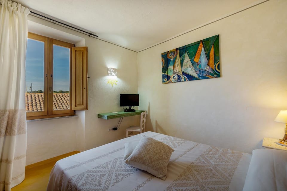 Bed, TV and multimedia, Bedroom