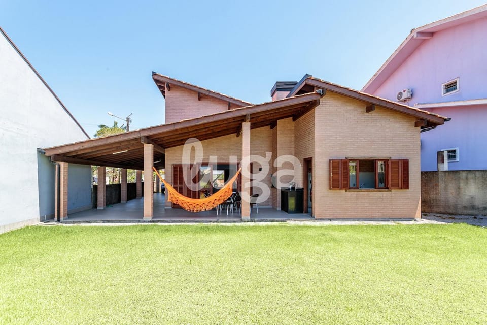 LUGA Cozy House 450m from the beach House in Florianopolis