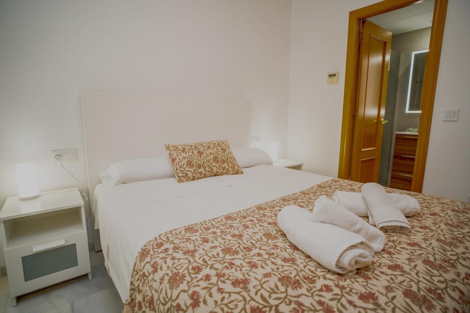 Bed, Photo of the whole room, Bedroom, towels