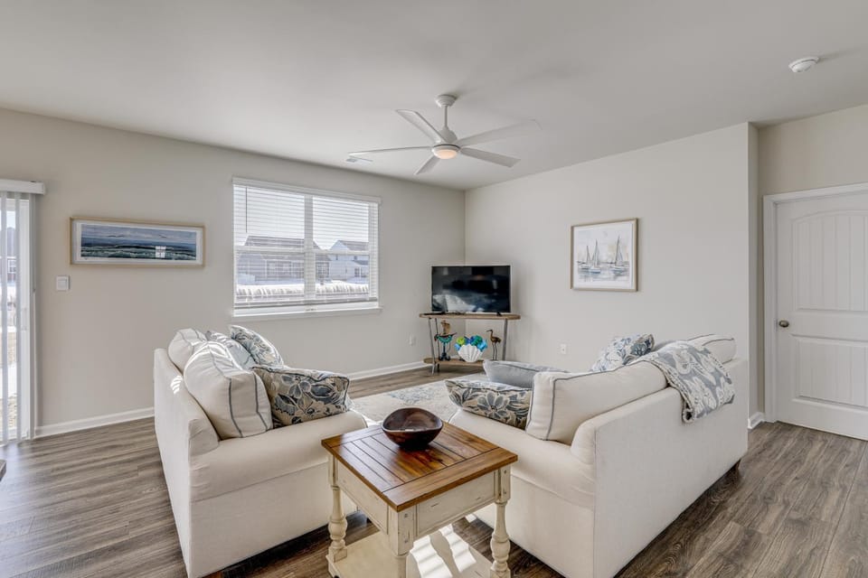 Shuttle to the Beach! Spacious Home in Millville House in Sussex County