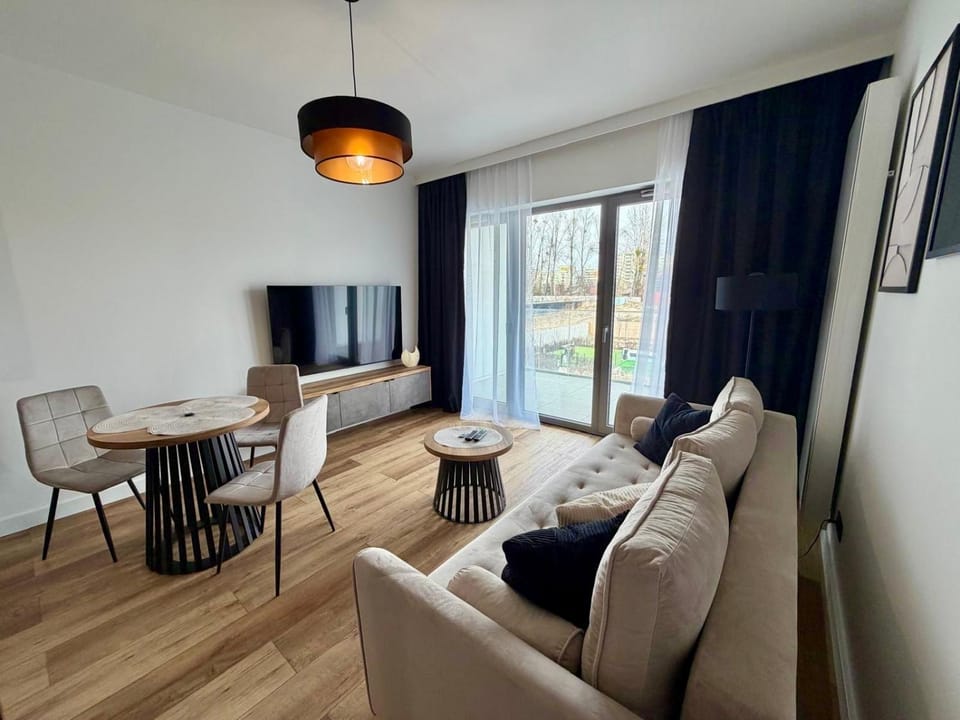 TV and multimedia, Living room, Seating area, Evening entertainment