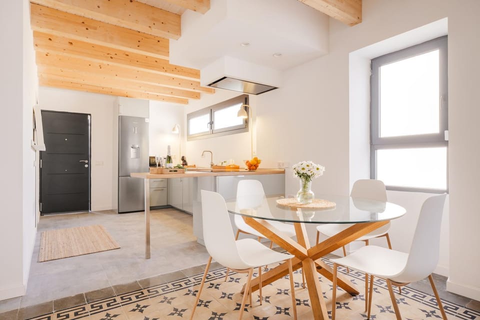 Kitchen or kitchenette, Dining area