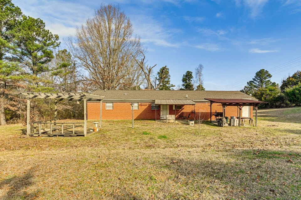 2 Mi to MSU Campus! Family Abode w/ Spacious Yard House in Mississippi
