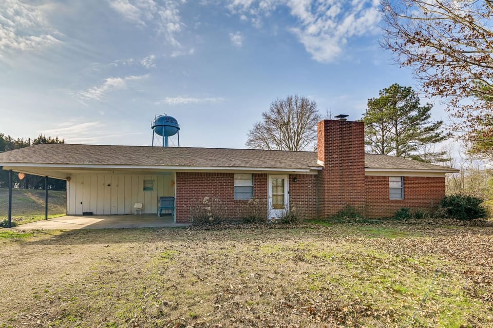 2 Mi to MSU Campus! Family Abode w/ Spacious Yard House in Mississippi