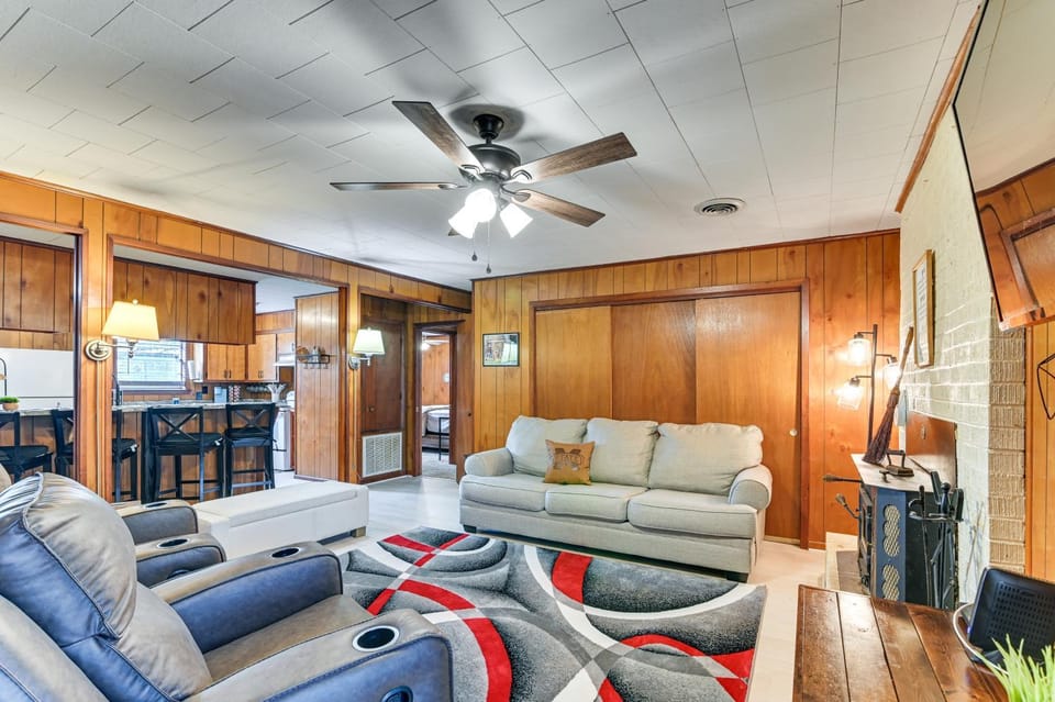 2 Mi to MSU Campus! Family Abode w/ Spacious Yard House in Mississippi