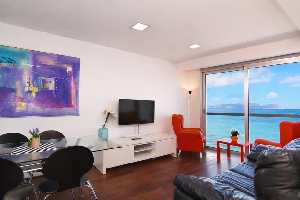 Communal lounge/ TV room, Natural landscape, TV and multimedia, Living room, Seating area, Evening entertainment, Sea view