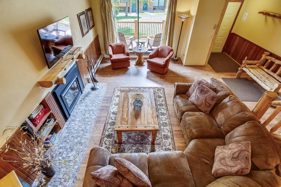 Experience Breckenridge in this cozy 3BR townhome with sauna and ski access Cedars 53 House in Breckenridge