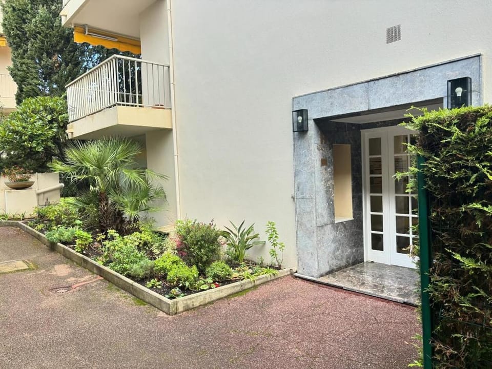 Antibes Peaceful Seaside Getaway 500 m from the Beaches Apartment in Antibes