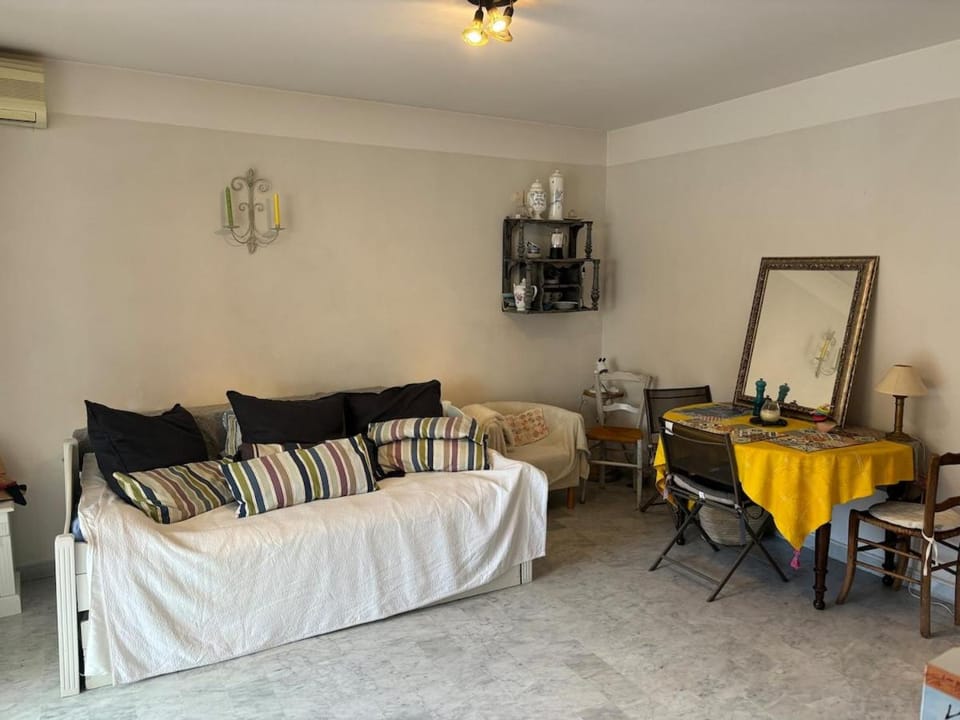 Antibes Peaceful Seaside Getaway 500 m from the Beaches Apartment in Antibes
