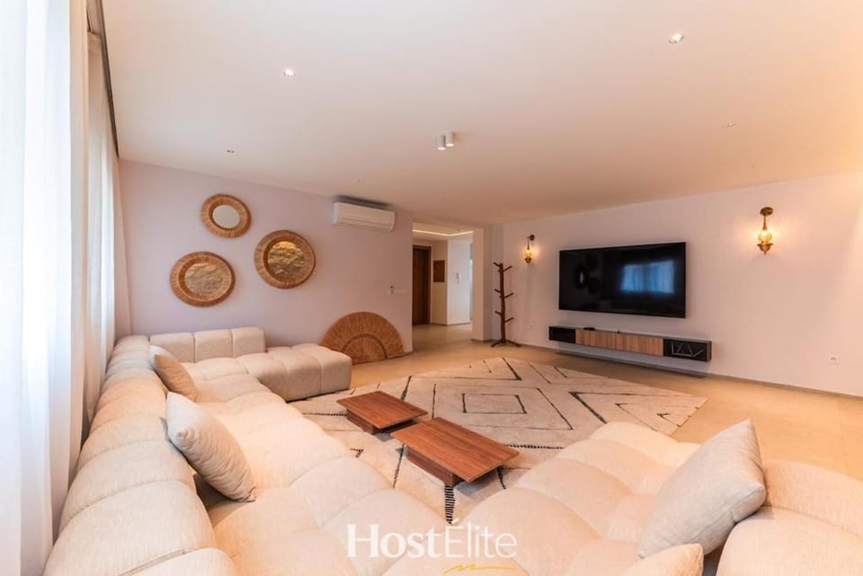Communal lounge/ TV room, TV and multimedia, Living room, Seating area