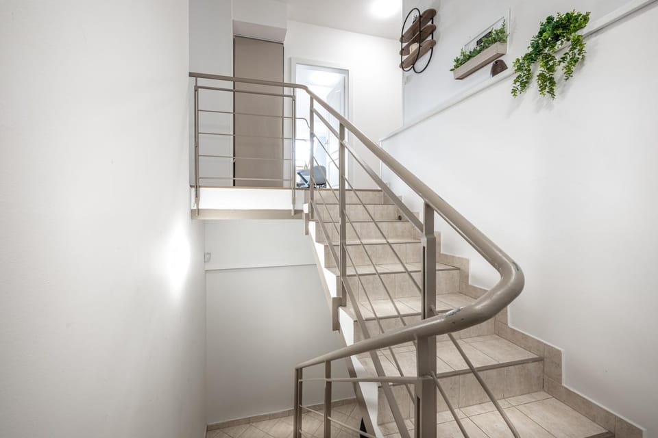 Sky Loft near Center 220m, AC, PS5, Free Parking Apartment in Prague