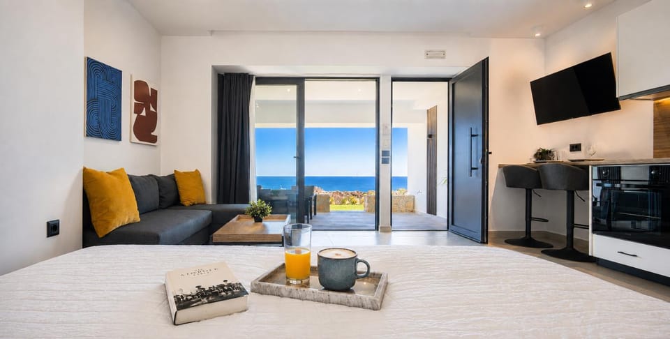 Bed, TV and multimedia, Photo of the whole room, Seating area, Bedroom, Sea view