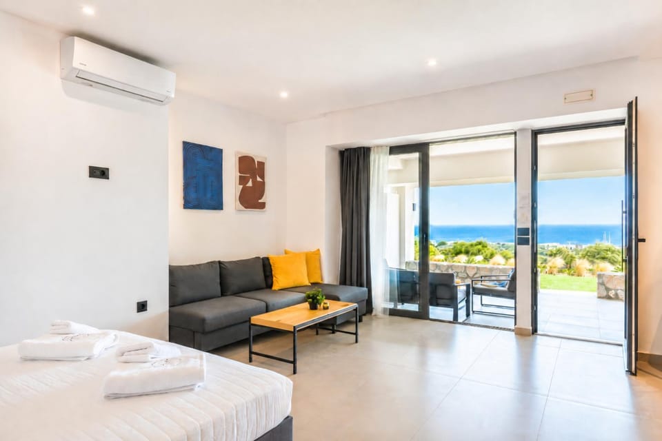 Bed, Photo of the whole room, Seating area, Sea view, towels, air conditioner