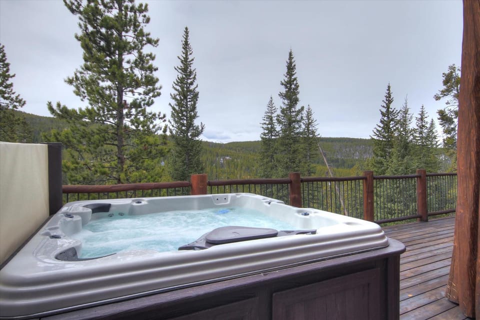 Experience luxury at Clowsgill Holme, a spacious 5-bedroom retreat in Breckenridge! House in Summit County