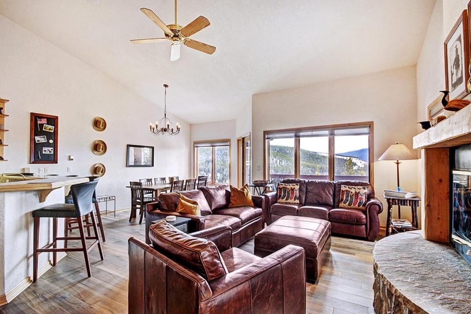 Spacious 4BR townhome in Breckenridge with ski area views and hot tub at Charter Ridge 60! House in Breckenridge