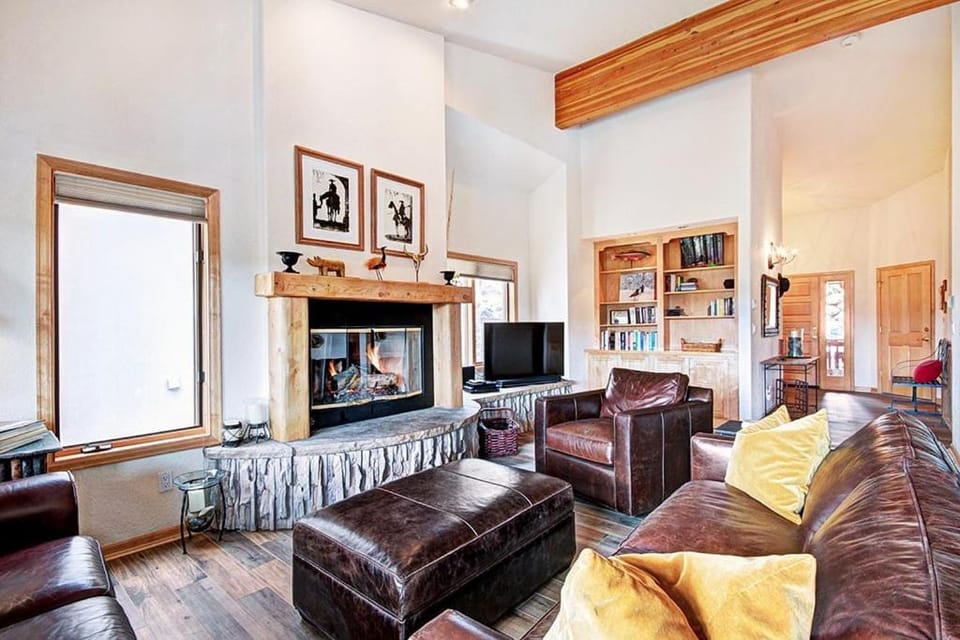 Spacious 4BR townhome in Breckenridge with ski area views and hot tub at Charter Ridge 60! House in Breckenridge
