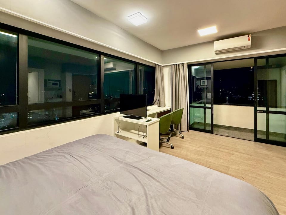 Photo of the whole room, Bedroom