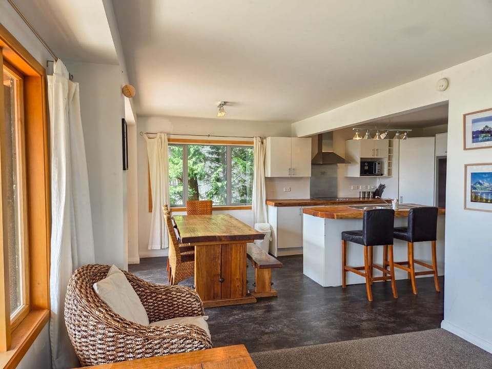 Seating area, Dining area, kitchen