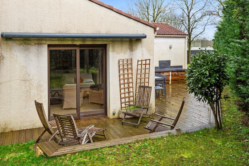 Property building, Patio, Spring, Day, Garden, Seating area, Dining area, Garden view, sunbed