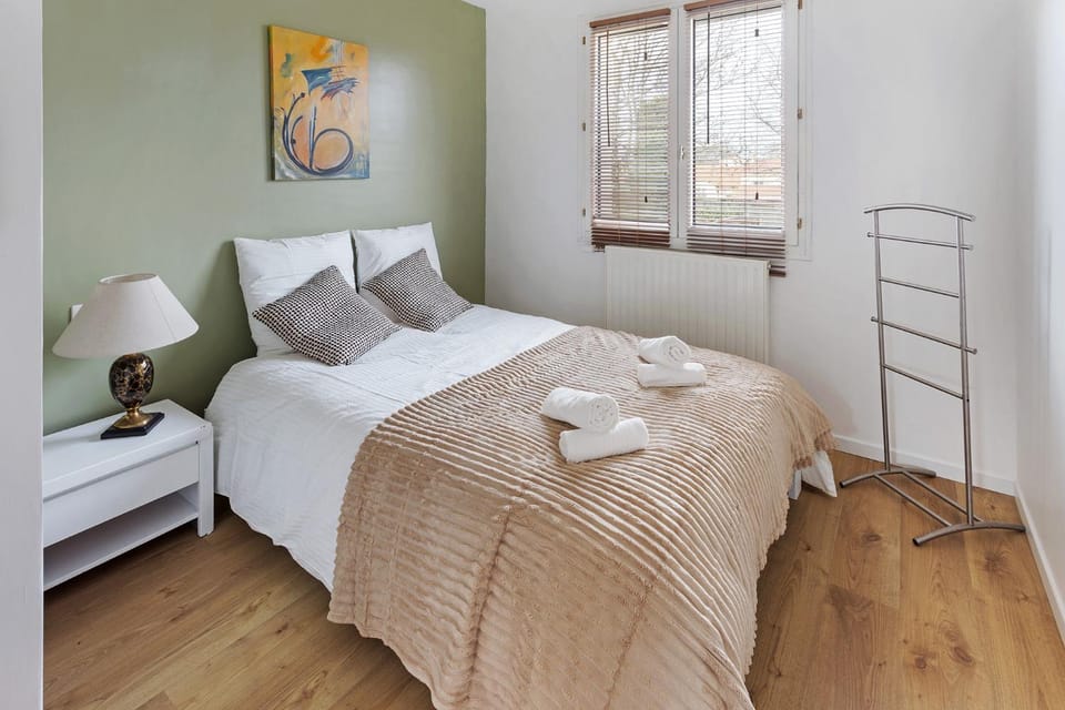 Bed, Photo of the whole room, Bedroom, towels