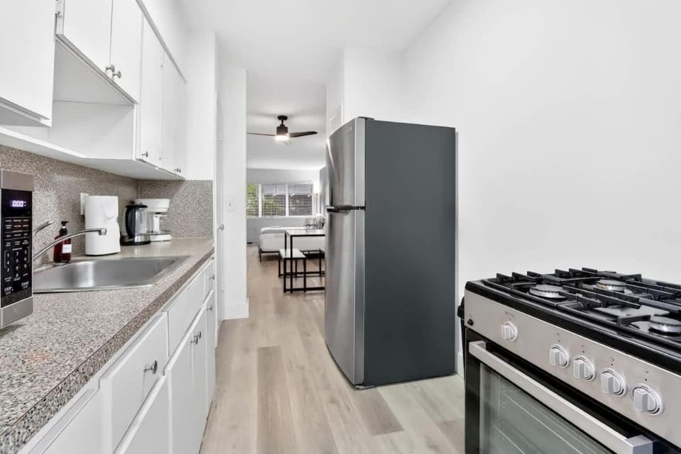 Cozy Miami Beach Studio with 2 Queens plus Workspace House in South Beach Miami