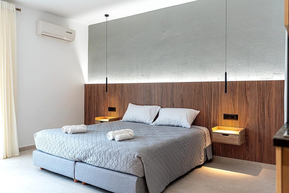 Bed, Photo of the whole room, Bedroom, towels, air conditioner